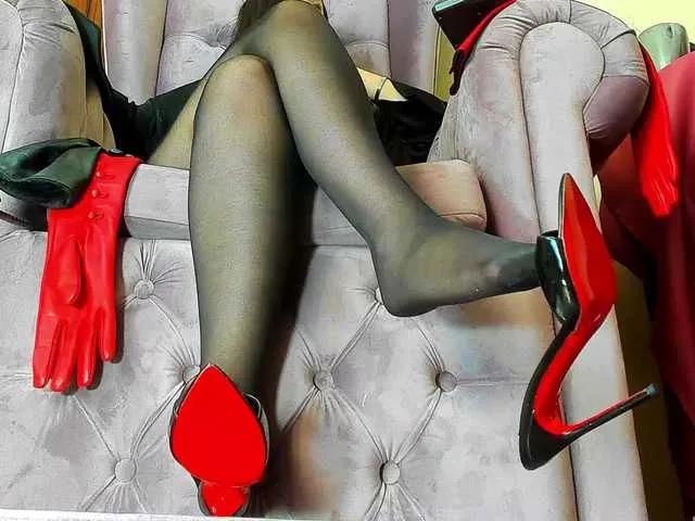 Masturbate to MistressLilla, she wants to masturbate for you MistressLilla from BongaCams